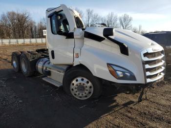  Salvage Freightliner Cascadia 1