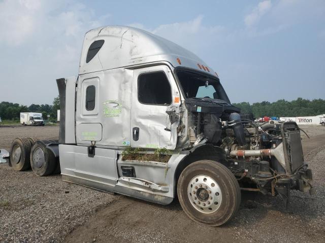  Salvage Freightliner Cascadia 1