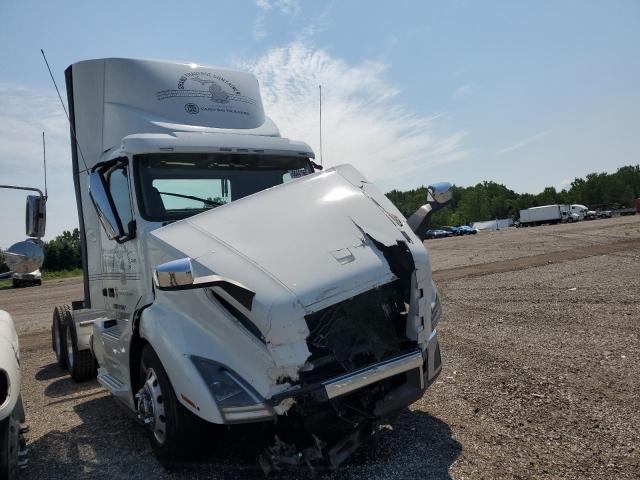  Salvage Volvo Vnl