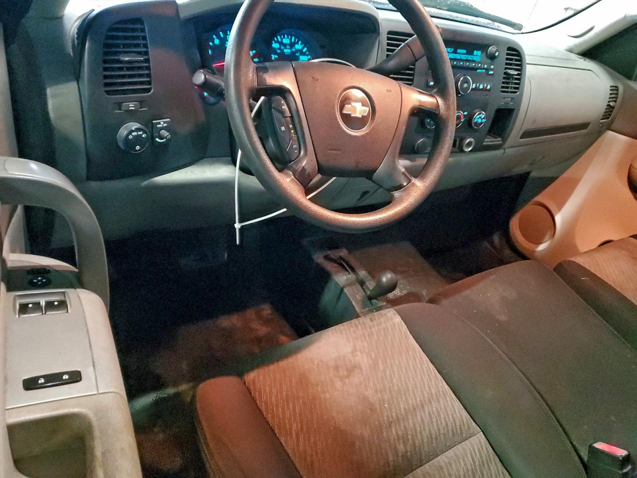 Chevrolet Silverado K1500 Image 3