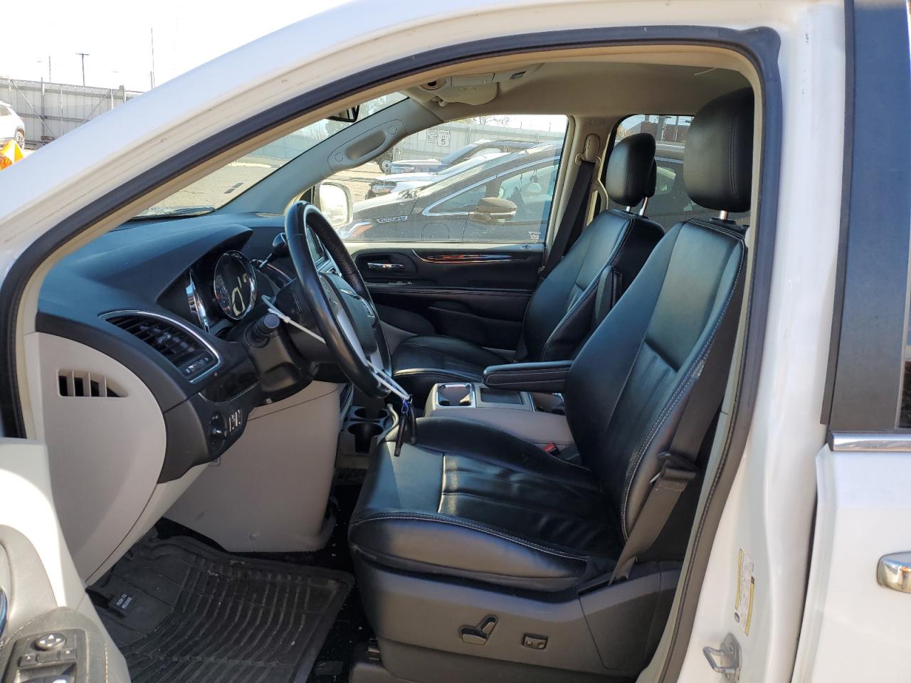 Chrysler Minivan Touring Image 7