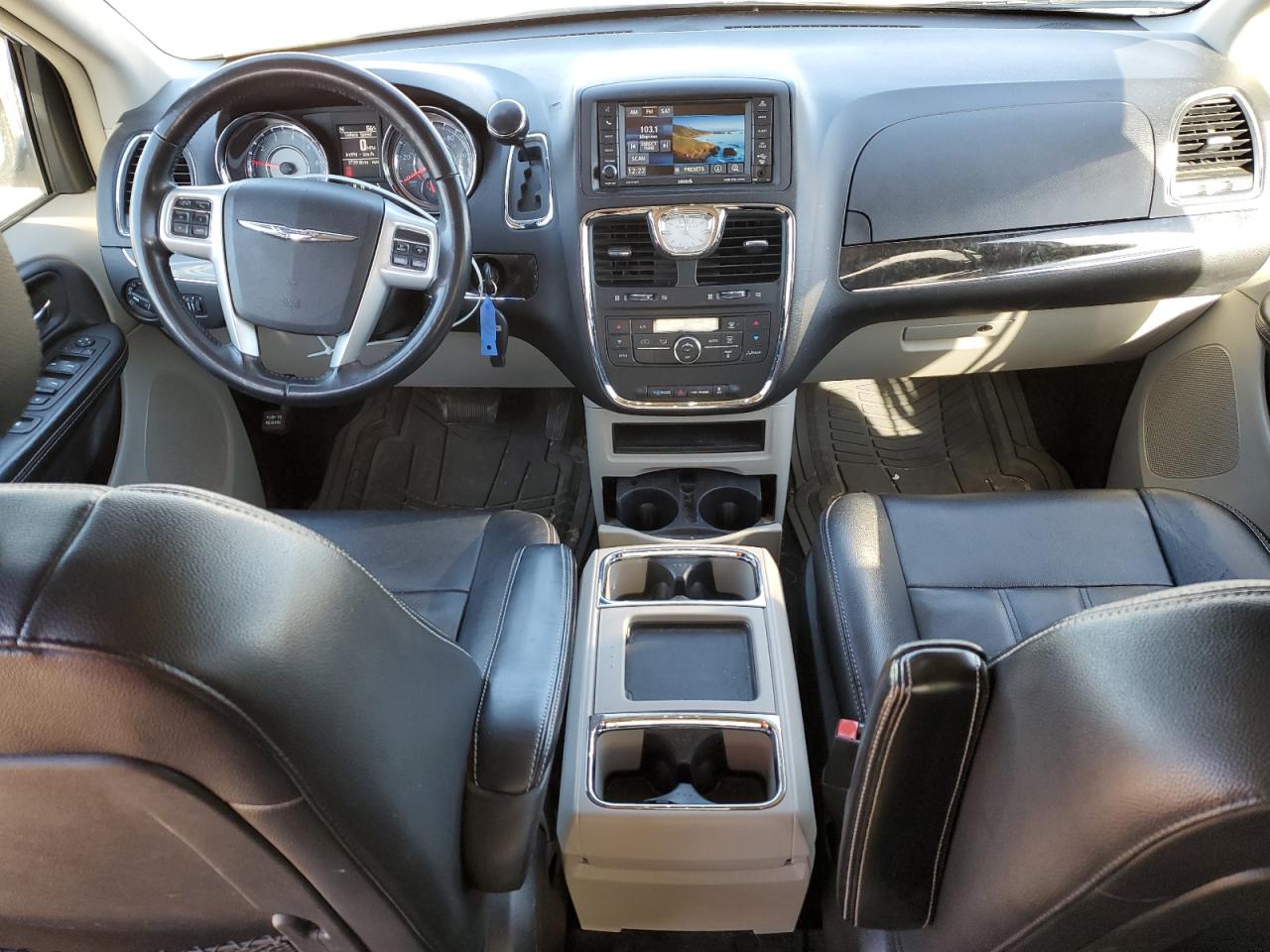 Chrysler Minivan Touring Image 5