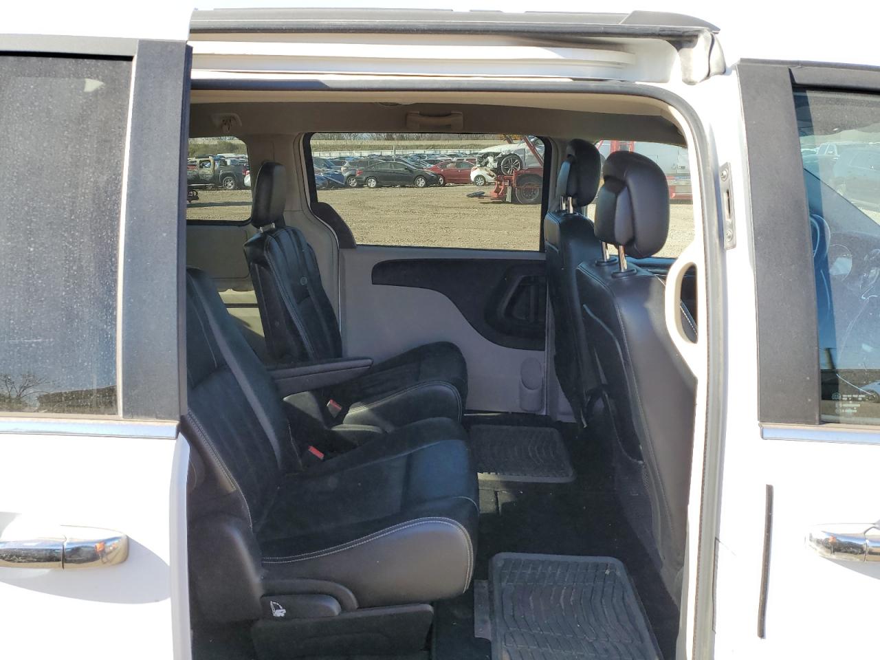 Chrysler Minivan Touring Image 13