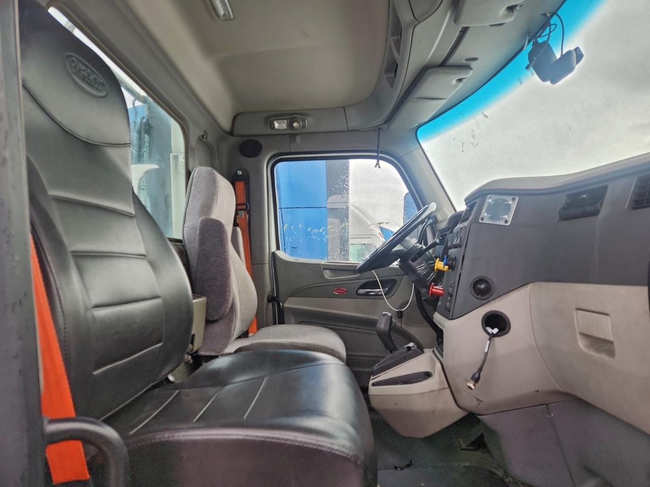 Peterbilt 579 Image 4